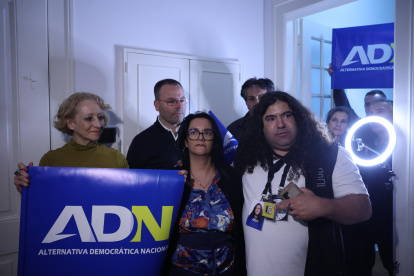Miembros de la Alternativa Democrática Nacional (ADN), mientras esperaban los primeros resultados de las elecciones del domingo 10 de marzo.