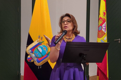 Andrade tiene estudios en Auditoría. Fue concejal y vicealcaldesa de Quito; además de asambleísta.