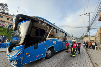 Socorristas del Cuerpo de Bomberos de Quito llegaron al lugar para atender la emergencia.