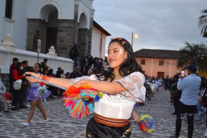 Grupos de danza participarán en el desfile.