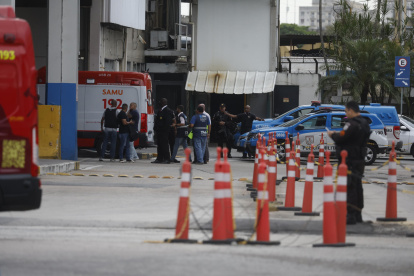 Fotografía de policías y una ambulancia a la entrada de la principal terminal de Río de Janeiro Rodoviária do Río.