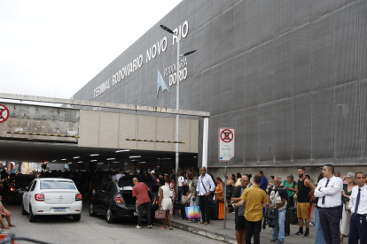 Fotografía de personas a la entrada de la principal terminal de Río de Janeiro Rodoviária do Río.