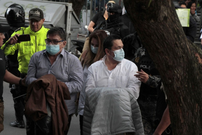 Mayra Salazar eran el nexo entre Pablo Muentes (de blanco) y otros jueces de la Corte Provincial del Guayas, indica la Fiscalía.