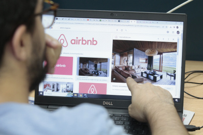 Plataforma.- Una persona busca alojamiento en Airbnb.