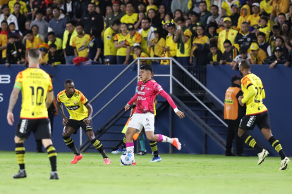 Kendry Páez (c) se ha consolidado como parte de la oncena titular en Independiente del Valle, equipo del que se proyectó a la Tricolor y al Chelsea inglés.