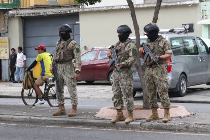 Control. Los guayaquileños quieren ver a militares y policías en las calles. Lamentablemente, alegan, su presencia es escasa. EXPRESO lo ha constatado en una serie de reportajes en el último mes.