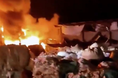 Hecho. Imagen del incendio registrado en la recicladora.