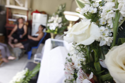 El hecho ocurrió en el exterior de una tienda. El velorio de la menor continúa este jueves.