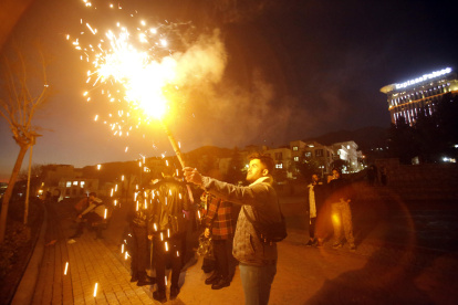 Un grupo de personas comparte la celebración de la milenaria fiesta del fuego en Irán, la noche del martes 12 de marzo