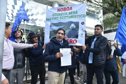 El activista ambiental y excandidato presidencial acudió a la Corte Constitucional para presentar la demanda.