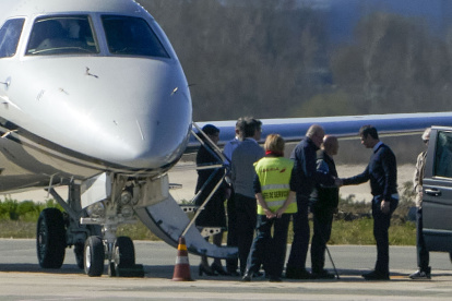 El rey Juan Carlos (tercero desde la derecha) a su llegada este miércoles 13 de marzo al aeropuerto de Foronda, en Vitoria.
