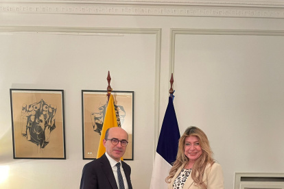 La embajadora Baki presentó sus cartas credenciales al Director Adjunto del Protocolo de Estado, Mathieu Carmona.