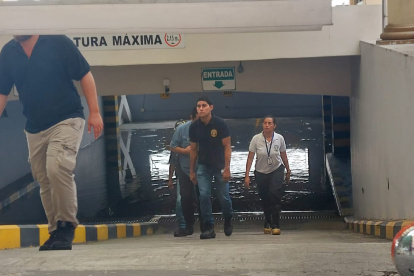 Tomas del parqueo del Puerto Santa Ana.