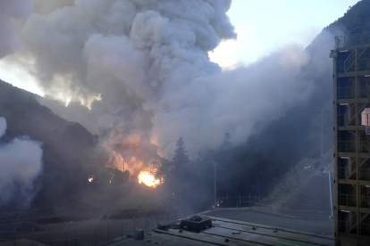 Una foto facilitada por el puerto espacial regional muestra los restos del cohete Kairos ardiendo cerca de su sitio de lanzamiento en Kushimoto, Japón, este miércoles 13 de marzo.