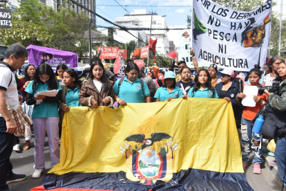 Siete de las nueve niñas que demandaron al Estado en el caso mecheros llegaron a Qutio para el plantón.