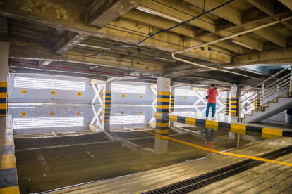 El interior del parqueo quedó inundado