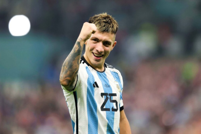 El defensor Lisandro Martínez fue llamado por Lionel Scaloni a la selección de Argentina pese a su lesión