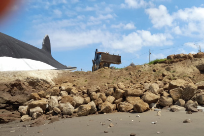 En Playa Delfín, la comuna empezó a colocar el material con el que se levantará el muro.