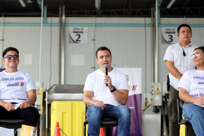 Presidente de la República, Daniel Noboa Azin, en su visita a los colaboradores de la empresa Santa Priscila, ubicada en Daule.