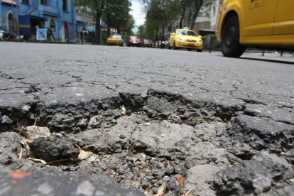Pese a la falta de lluvias, los baches se pueden ver por toda la ciudad. La Epmmop indicó que 18 cuadrillas trabajan a diario en rellenarlos.