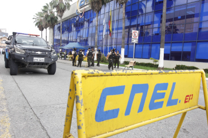 Hecho. Policías acudieron al sitio para levantar el cadáver, que se encontraba fuera de una de las puertas de ingreso de la dependencia pública, en La Garzota