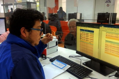 Solicitud. El formulario lo puede entregar en los balcones de servicio.