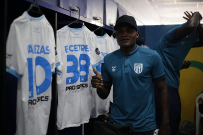 Eder Cetre, jugador de 9 de Octubre en el camerino del estadio Alejandro Ponce Noboa