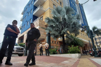 Técnicos se desplazaron hacia la edificación para hacer revisiones y se evacuó a quienes laboran allí.