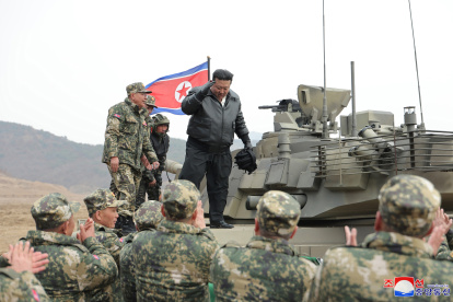 El gobernante norcoreano Kim Jong-un supervisa una práctica militar con el uso de un nuevo tanque.