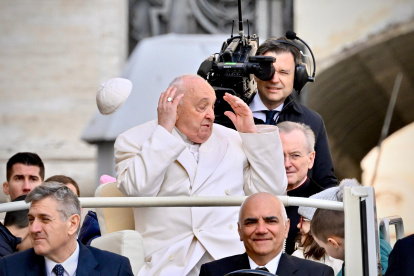 La mitra del Papa Francisco sale volando mientras asiste a su audiencia general en la Plaza de San Pedro, Ciudad del Vaticano, el 13 de marzo de 2024. EFE/ALESSANDRO DI MEO