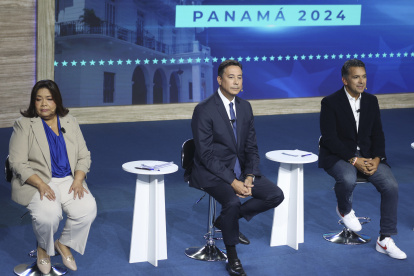 Los candidatos presidenciales Maribel Gordón (i), Melitón Arrocha (c), y Ricardo Lombana (d) del partido Movimiento Otro Camino participan durante un debate de candidatos a la Presidencia de Panamá.