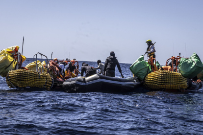 Al menos 60 personas, entre ellas varias mujeres y un niño, han muerto en un naufragio ocurrido en el Mediterráneo central, según han relatado los supervivientes rescatados en las últimas horas por el Ocean Viking, la nave humanitaria de SOS Mediterranée, reveló este jueves la ONG. El Ocean Viking rescató este miércoles a 25 supervivientes, dos de las cuales fueron evacuados de urgencia a Sicilia (sur de Italia) debido a su "estado crítico", explicó la organización en sus redes sociales.EFE/ Sos Mediterranée