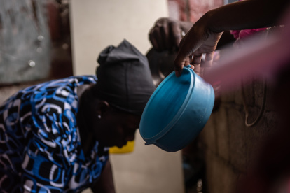 Archivo. Personas buscan alimentos en una calle de Delmas, en Puerto Príncipe