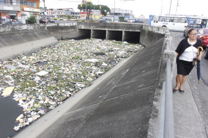 EL CANAL QUE ESTÁ EN EL REDONDEL DE LAS ORQUÍDEAS, NORTE DE LA CIUDAD,  ESTÁ REPLETA DE BASURA, 13 DE MARZO DEL 2024- AMELIA ANDRADE Guayaquil-Ecuador Agencia (Ag-ecpreso)