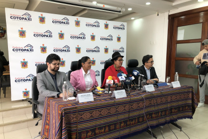 Acción. Durante la rueda de prensa desarrollada en Latacunga.