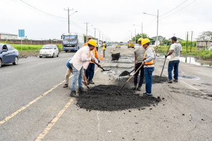 El bacheo se realizó en las zonas más afectadas en el tramo Babahoyo - Jujan