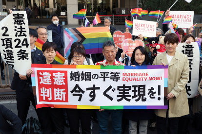 Los demandantes sostienen una pancarta después del fallo sobre el matrimonio entre personas del mismo sexo en el Tribunal de Distrito de Tokio