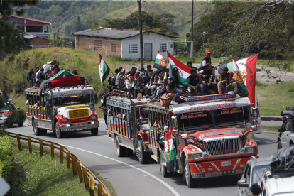 Indígenas se movilizan hacia la ciudad de Cali en la denominada Minga social y comunitaria.