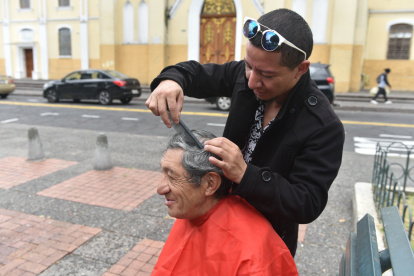 El barbero identifica las zonas donde existen personas en condición vulnerable. Los aborda, les pide su autorización y les hace un cambio de ‘look’.