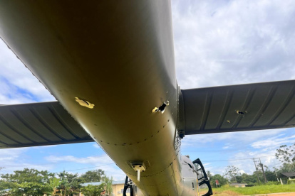 La aeronave de las FF. AA. quedó con huecos, producto de los impactos de arma de fuego.