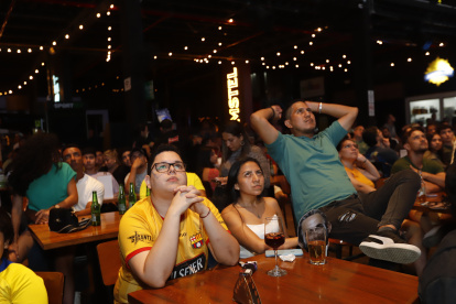 Reactivación. Decenas de personas acudieron la noche del sábado a la plaza Sports Garden, en la avenida Carlos Julio Arosemena, para observar el combate de Marlon ‘Chito’ Vera.