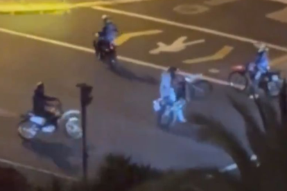 Hecho. Los conductores realizaron piruetas en la vía.