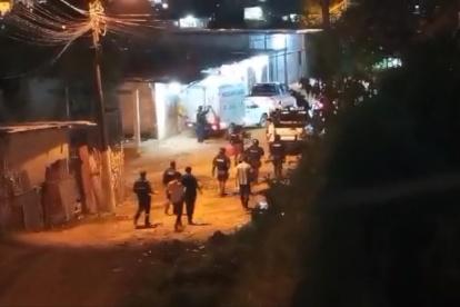 Los Policías recogían el cadáver cuando ocurrió el ataque.