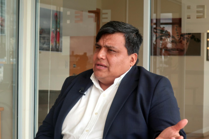 El presidente de la Confederación de Federaciones de Transporte Pesado del Ecuador (Confetrape), René Gómez, habla durante una entrevista con EFE.