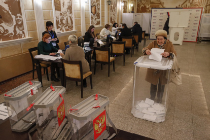 Una mujer deposita su voto en un colegio electoral de Moscú, este viernes 15 de marzo.