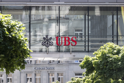 Entidad.- En el edificio del banco se ven las marcas de UBS y la de Credit