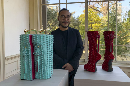 Noritaka Tatehana junto a dos modelos de "Heel-less shoes" creados junto a artesanos japoneses.