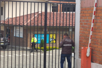 Las oficinas de la EMOV EP fueron allanadas la tarde del jueves por la Fiscalía de Azuay y la Policía Judicial.