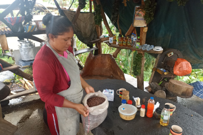 Las mujeres de estas comunidad siembran el  cacao o el café, tal cual lo hacen con sus huertos, sin químicos para vernderlos