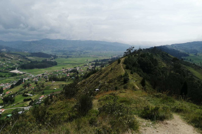 El cerro Puguin,  conocido como Francés Urco o cerro del francés, ubicado a 18 kilómetros del Parque Calderón.